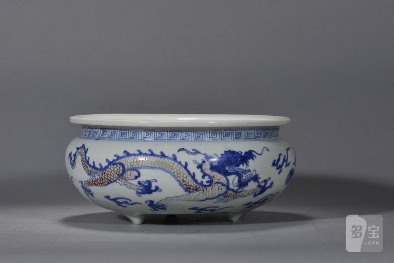 清康熙 青花釉里红双龙戏珠纹三足炉 - 图2